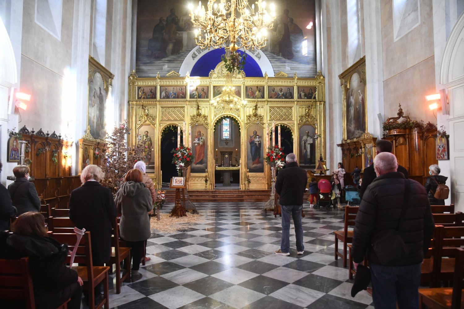 Božićna liturgija u pravoslavnoj crkvi; Paroh Vladan Perišić pozvao vjernike na ljubav i mir (FOTOGALERIJA)